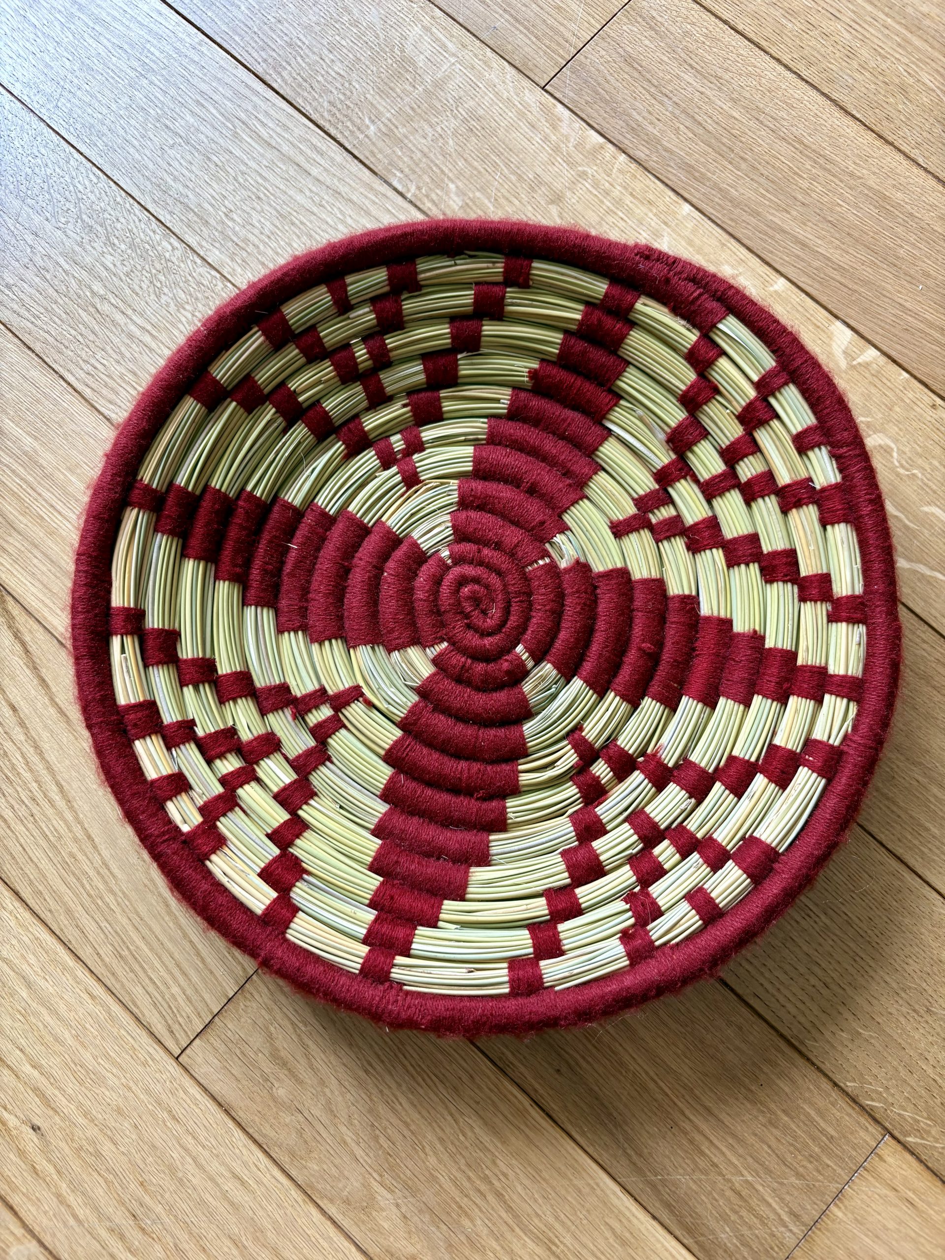 PETIT PLATEAU BERBÈRE ROND MAROCAIN EN LAINE BORDEAUX ET FEUILLES DE PALMIER MODÈLE TAZA