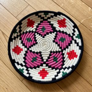 PETIT PLATEAU BERBÈRE ROND MAROCAIN EN LAINE MULTICOULEUR ET FEUILLES DE PALMIER MODÈLE TAZA