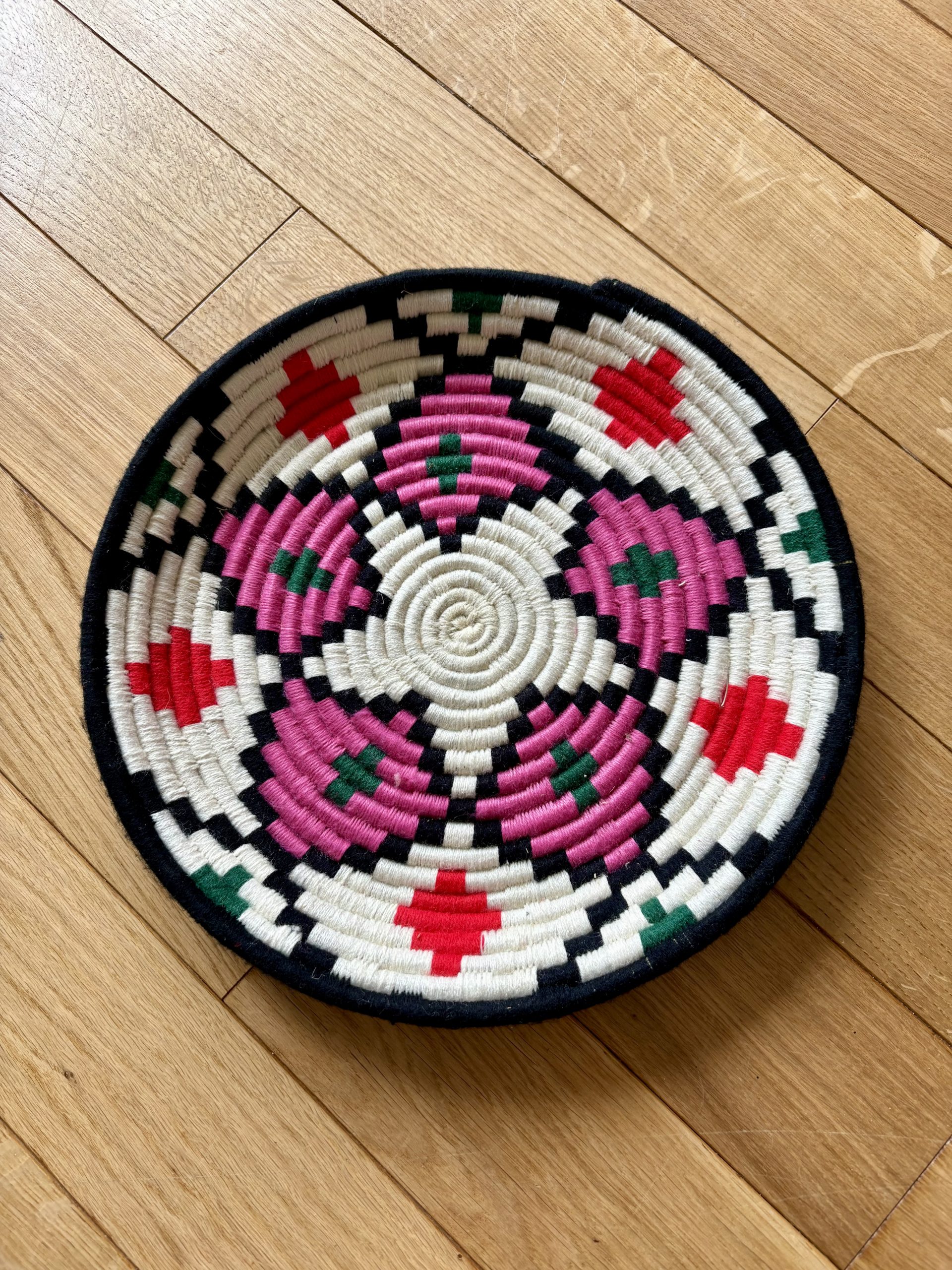 PETIT PLATEAU BERBÈRE ROND MAROCAIN EN LAINE MULTICOULEUR ET FEUILLES DE PALMIER MODÈLE TAZA