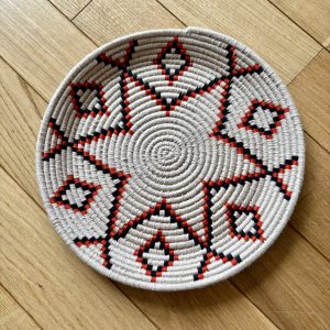 PETIT PLATEAU BERBÈRE ROND MAROCAIN EN LAINE COLORÉ ET FEUILLES DE PALMIER MODÈLE TAZA