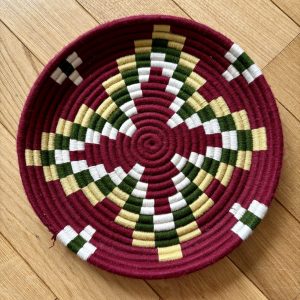 PETIT PLATEAU BERBÈRE ROND MAROCAIN EN LAINE COLORÉ ET FEUILLES DE PALMIER MODÈLE TAZA