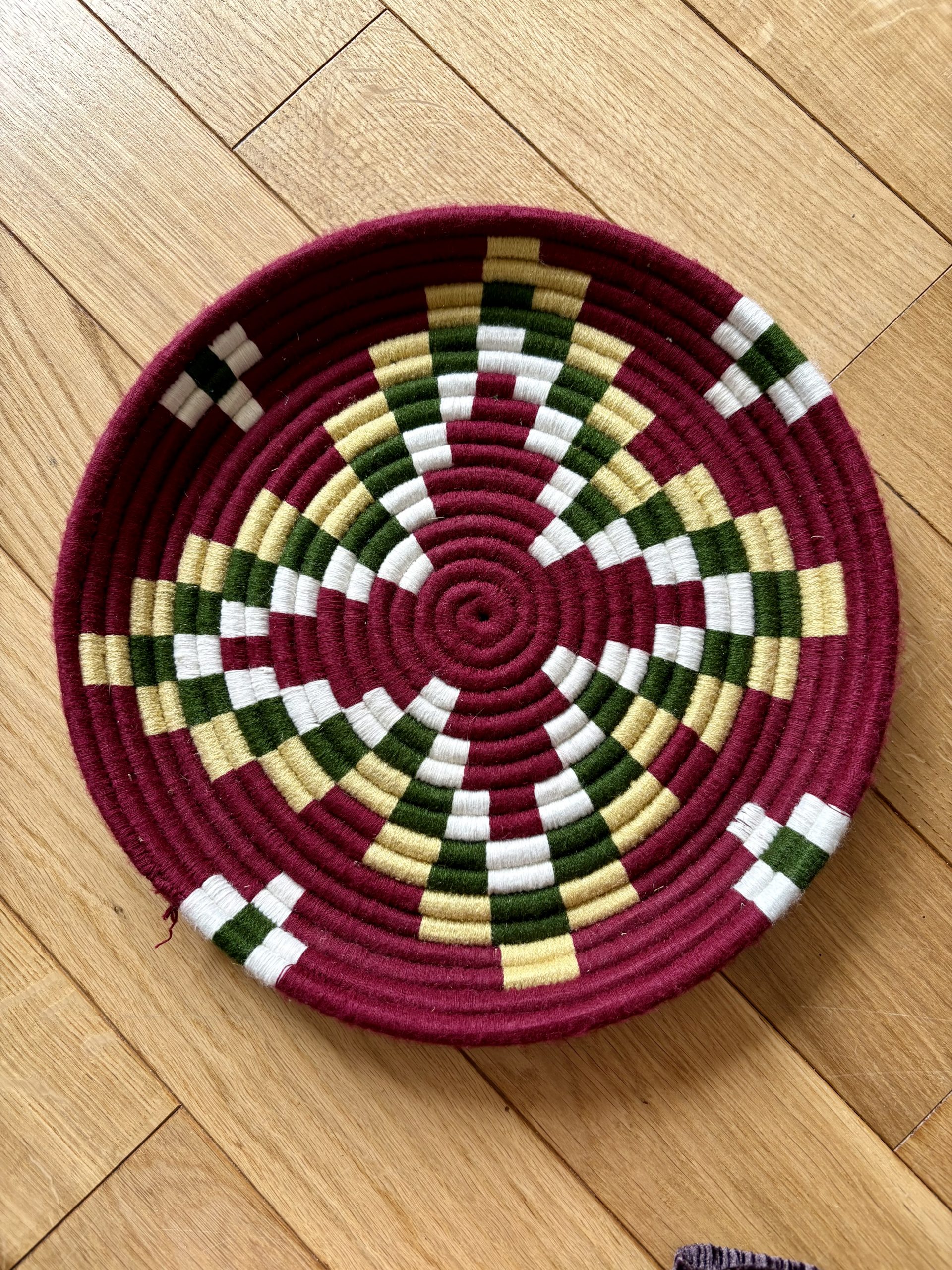 PETIT PLATEAU BERBÈRE ROND MAROCAIN EN LAINE COLORÉ ET FEUILLES DE PALMIER MODÈLE TAZA