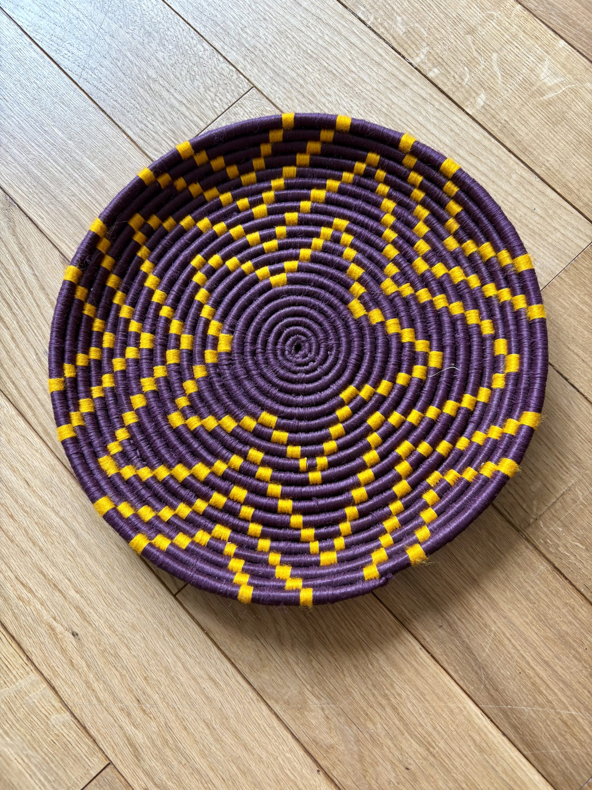 PETIT PLATEAU BERBÈRE ROND MAROCAIN EN LAINE COLORÉ ET FEUILLES DE PALMIER MODÈLE TAZA