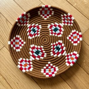 PETIT PLATEAU BERBÈRE ROND MAROCAIN EN LAINE COLORÉ ET FEUILLES DE PALMIER MODÈLE TAZA