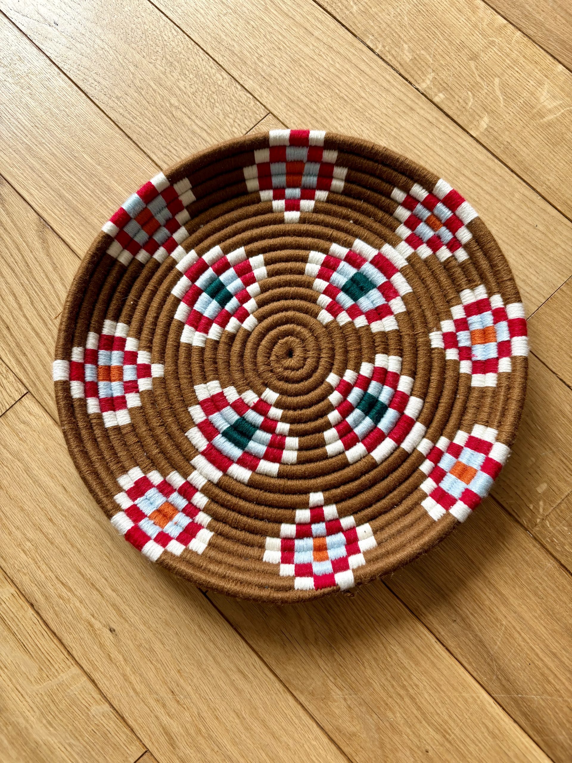 PETIT PLATEAU BERBÈRE ROND MAROCAIN EN LAINE COLORÉ ET FEUILLES DE PALMIER MODÈLE TAZA