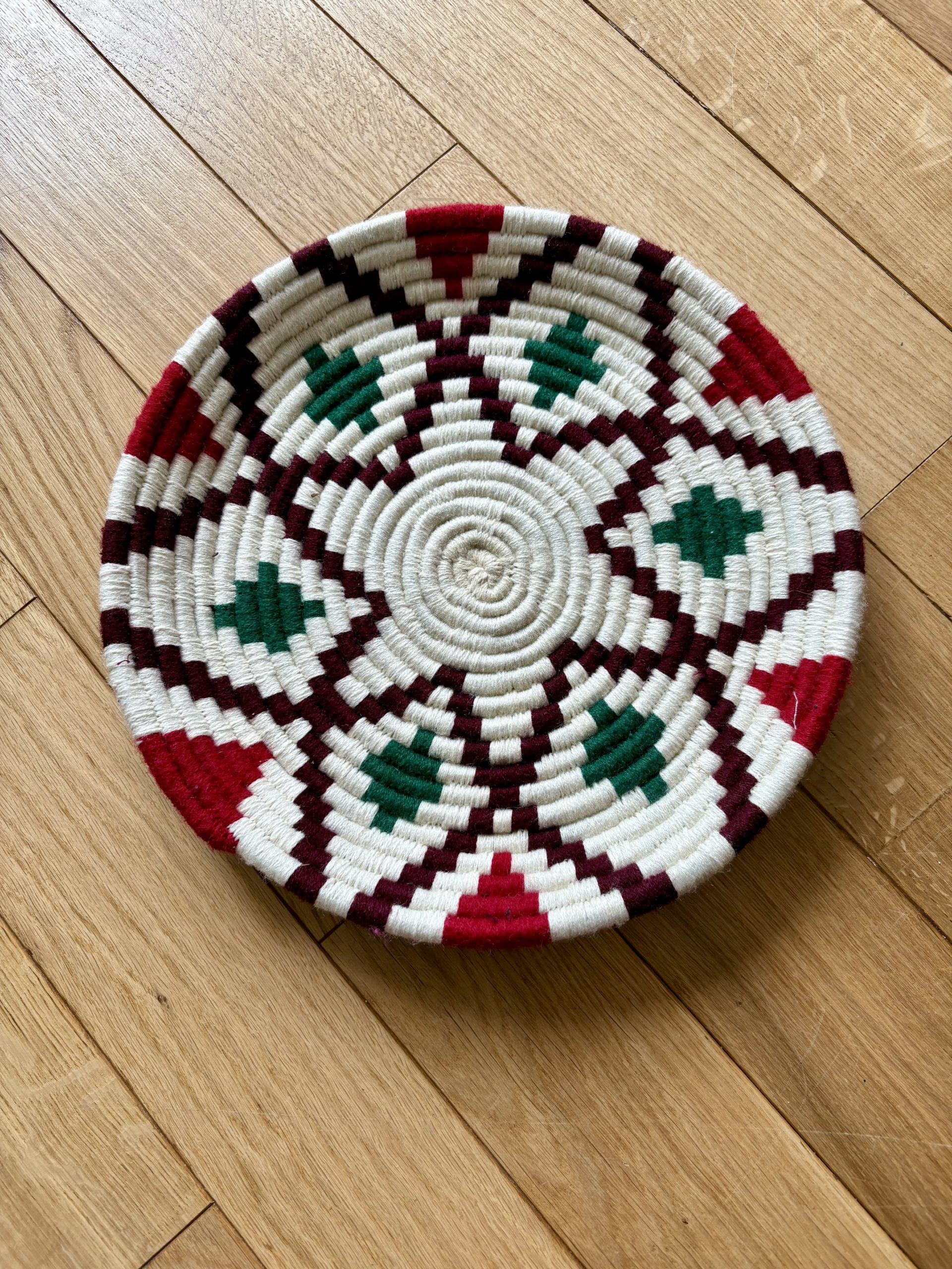 PETIT PLATEAU BERBÈRE ROND MAROCAIN EN LAINE COLORÉ ET FEUILLES DE PALMIER MODÈLE TAZA