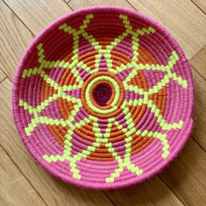 PETIT PLATEAU BERBÈRE ROND MAROCAIN EN LAINE COLORÉ ET FEUILLES DE PALMIER MODÈLE TAZA
