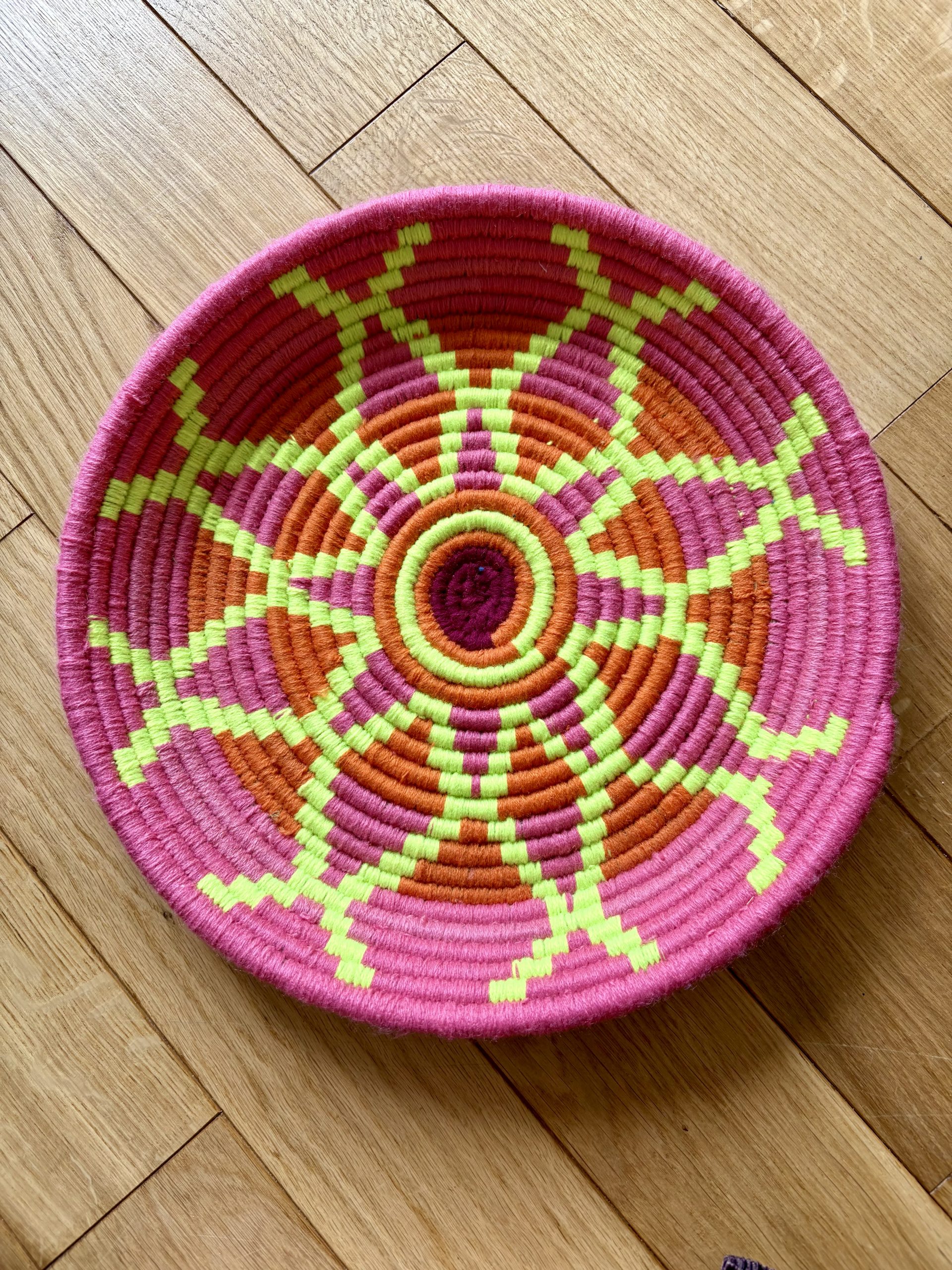 PETIT PLATEAU BERBÈRE ROND MAROCAIN EN LAINE COLORÉ ET FEUILLES DE PALMIER MODÈLE TAZA