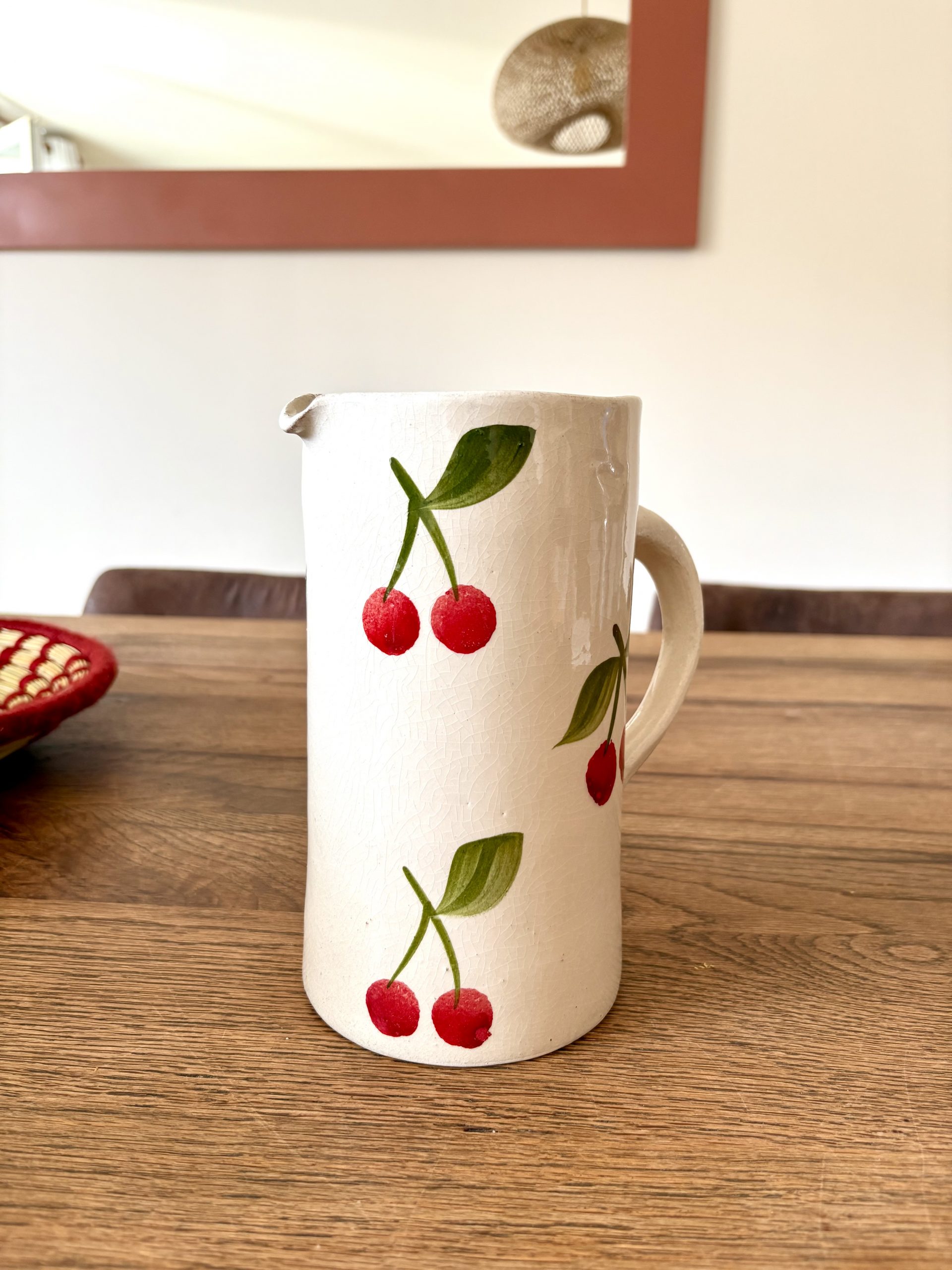 VASE CRUCHE BLANC ET CERISE ROUGE – Image 2