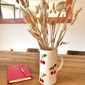VASE CRUCHE BLANC ET CERISE ROUGE