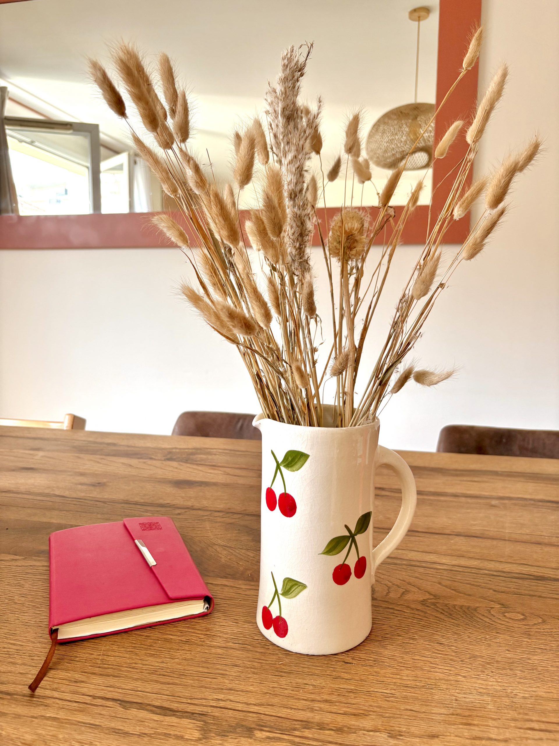 VASE CRUCHE BLANC ET CERISE ROUGE