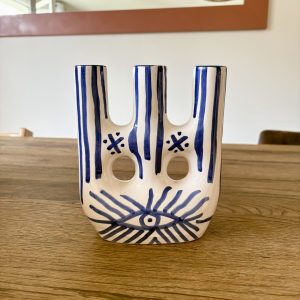 VASE 3 TÊTES EN TERRE CUITE BLANC DESSIN BLEU