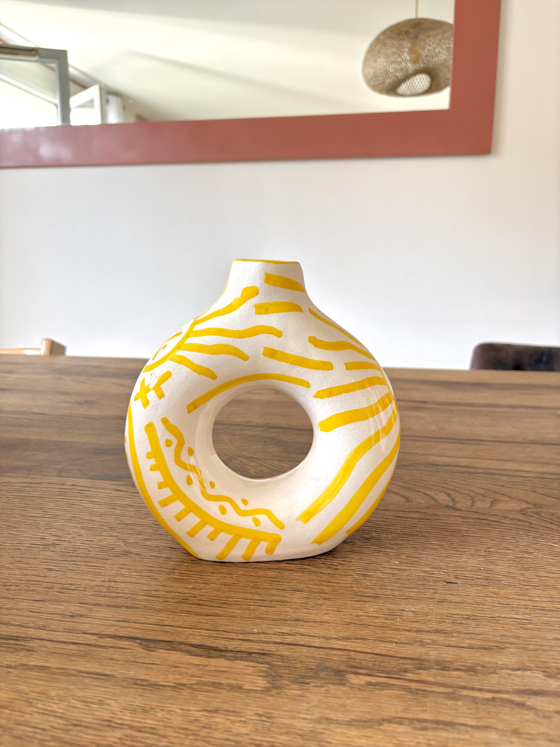 VASE EN TERRE CUITE BLANC DESSIN JAUNE