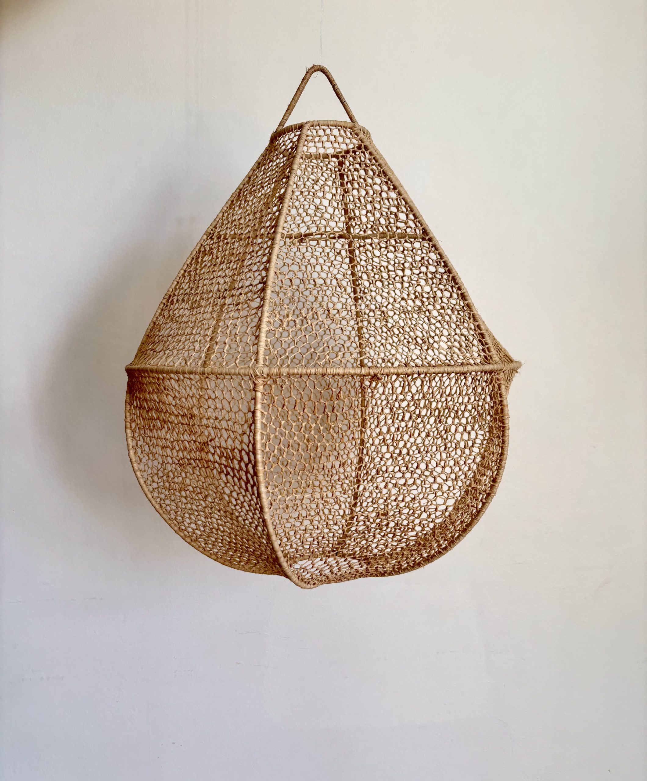 SUSPENSION MAROCAINE EN DENTELLE DE RAPHIA PYRAMIDE H50