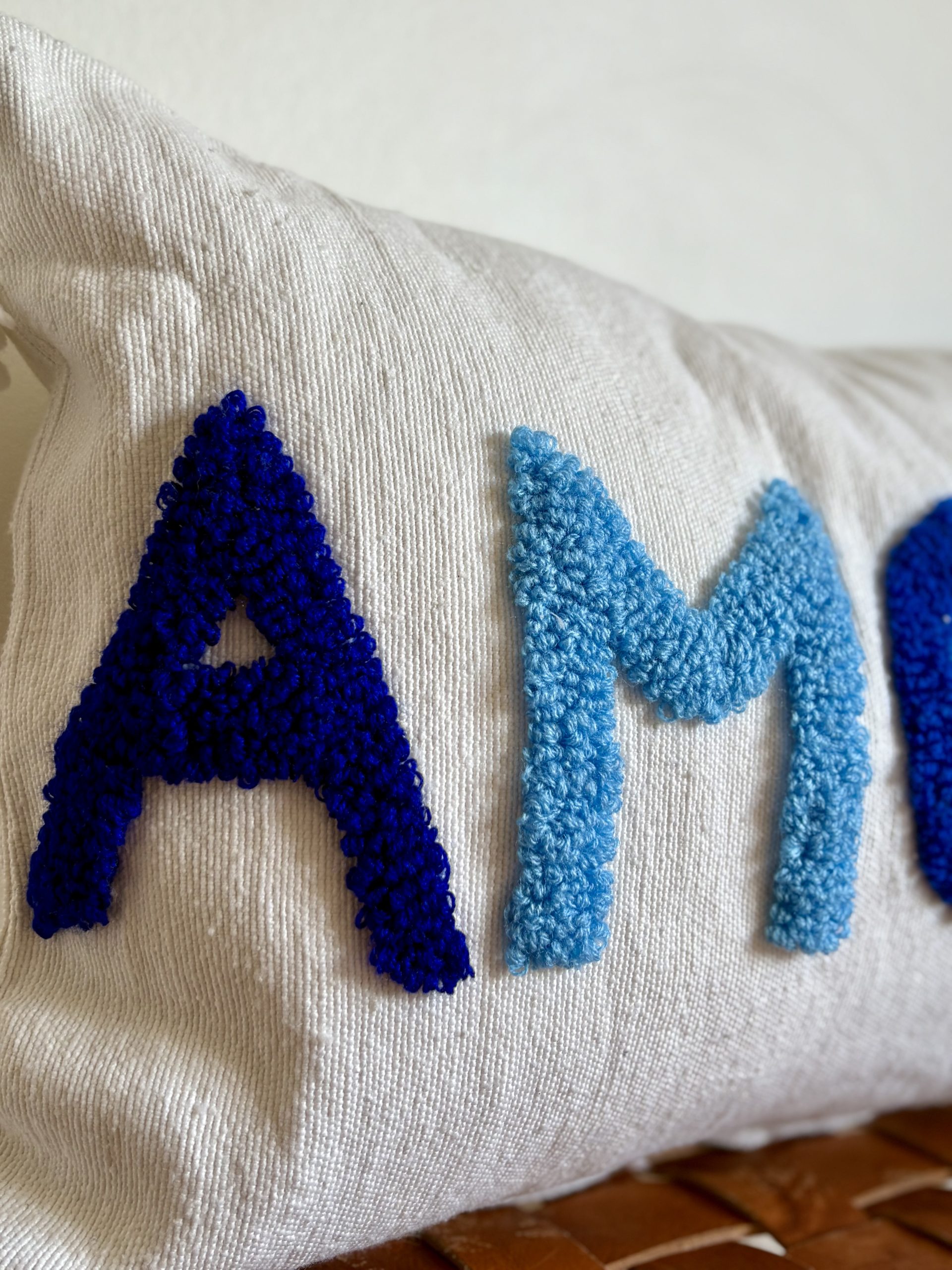 HOUSSE DE COUSSIN MAROCAIN 60x40 EN COTON « AMOUR » BLEU MAJORELLE