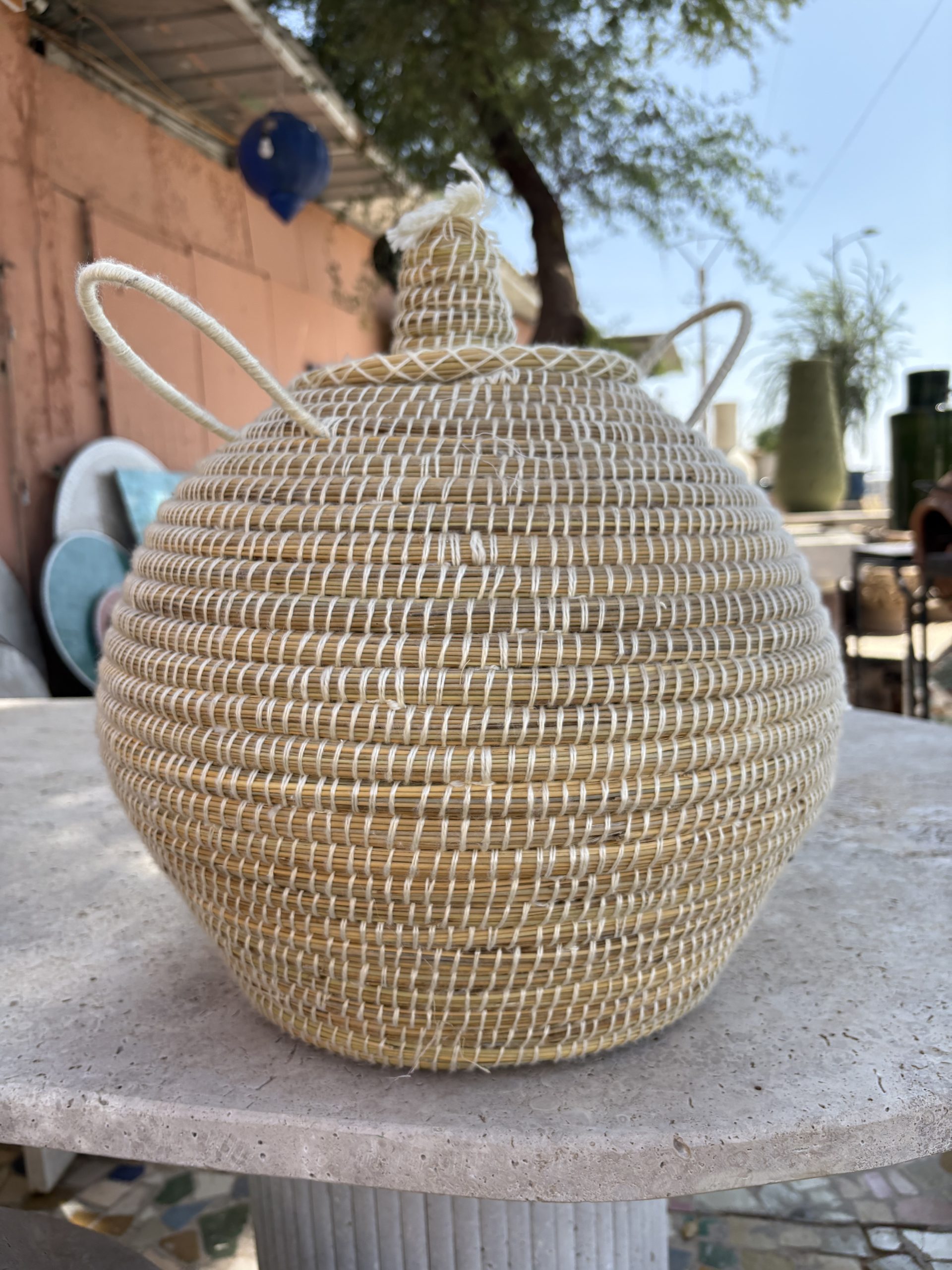 PANIER DE RANGEMENT BERBÈRE EN PALMIER ET LAINE BLANC 40CM RONDE