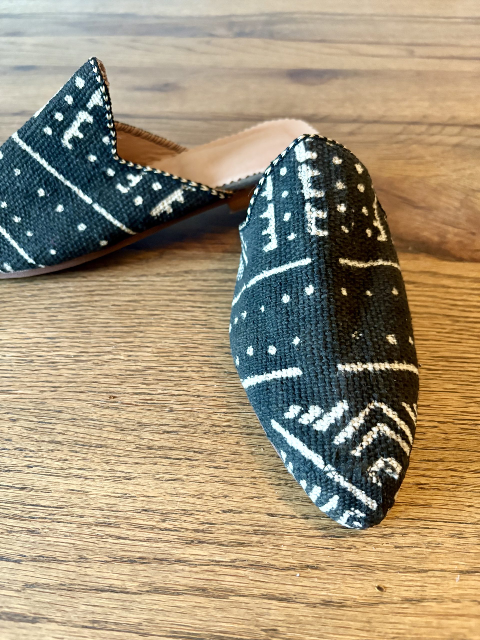 Babouche marocaine en laine coloré avec semelle en cuir - Noir et Blanc