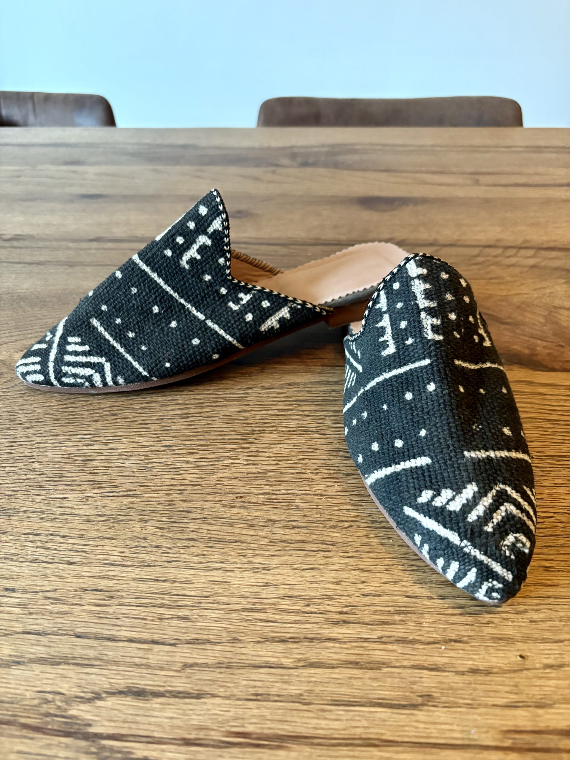 Babouche marocaine en laine coloré avec semelle en cuir - Noir et Blanc