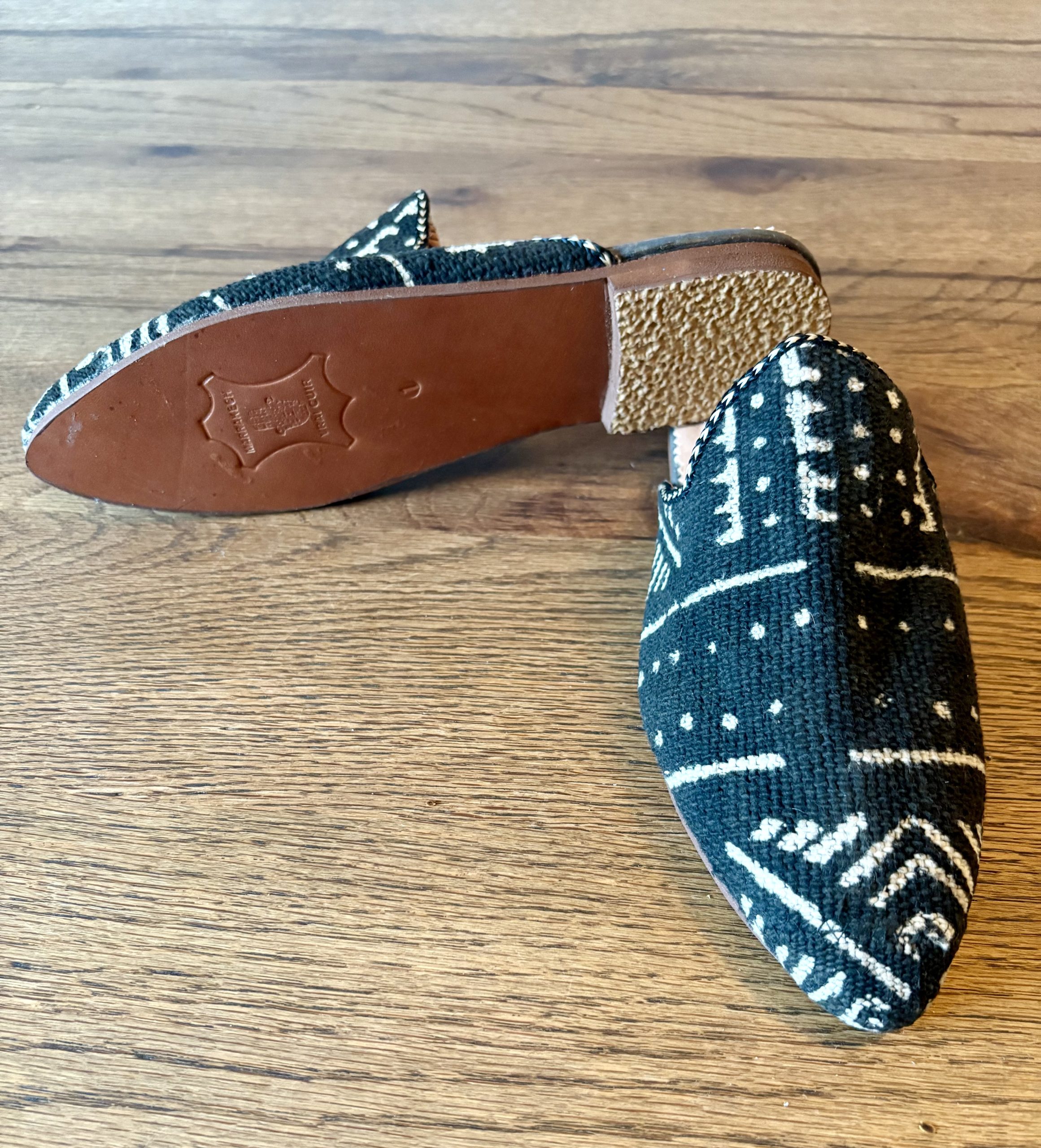 Babouche marocaine en laine coloré avec semelle en cuir - Noir et Blanc