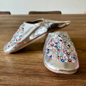 Chausson marocain femme en cuir argenté à perles