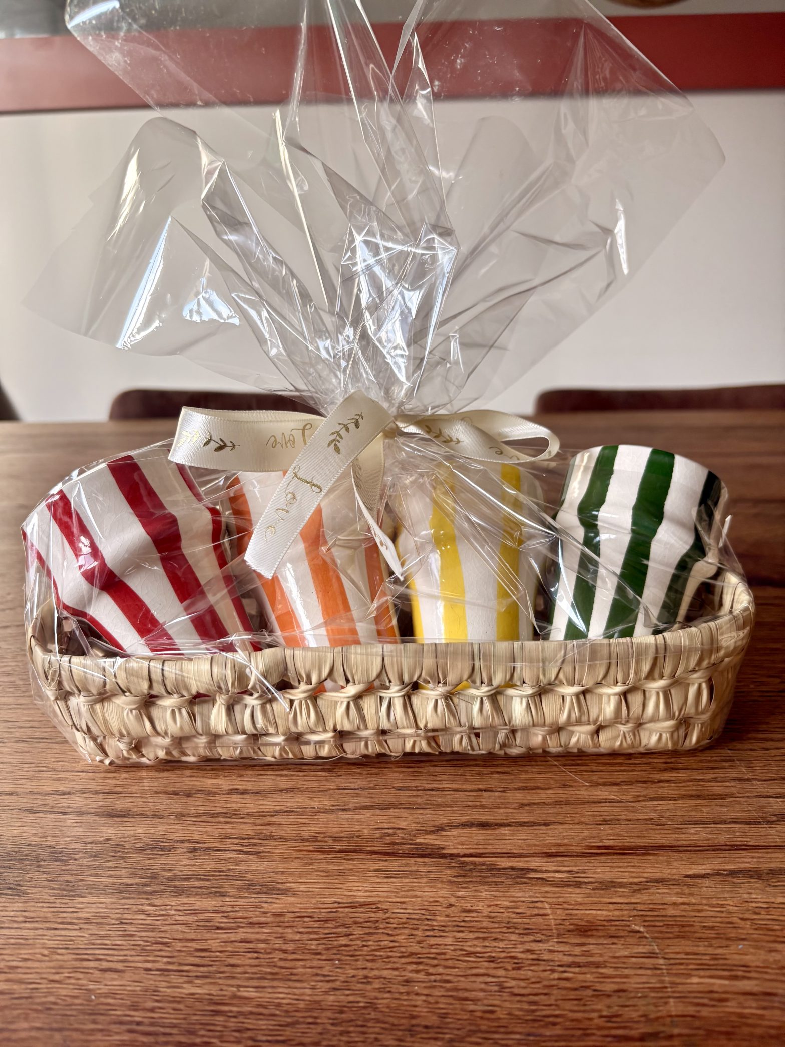 un coffret cadeau panier avec 4 tasses de couleur differentes emballé en cadeau