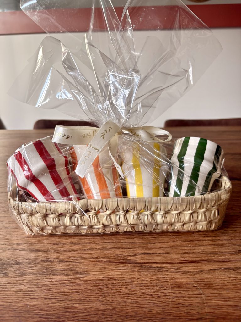un coffret cadeau panier avec 4 tasses de couleur differentes emballé en cadeau