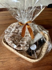 COFFRET avec panier huile de massage, cfreme corps fleur oranger et trousse à make up