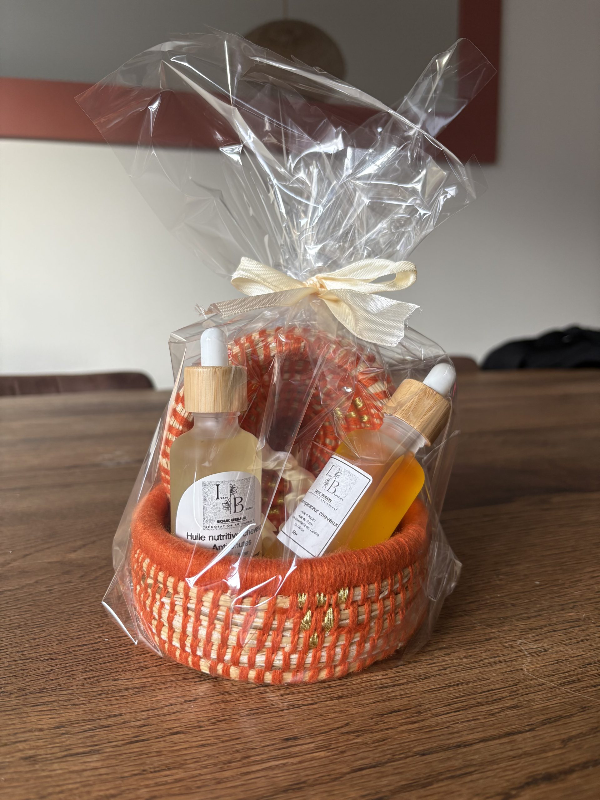 COFFRET panier orange avec un elastique en soie et deux fiols de soin cheveux