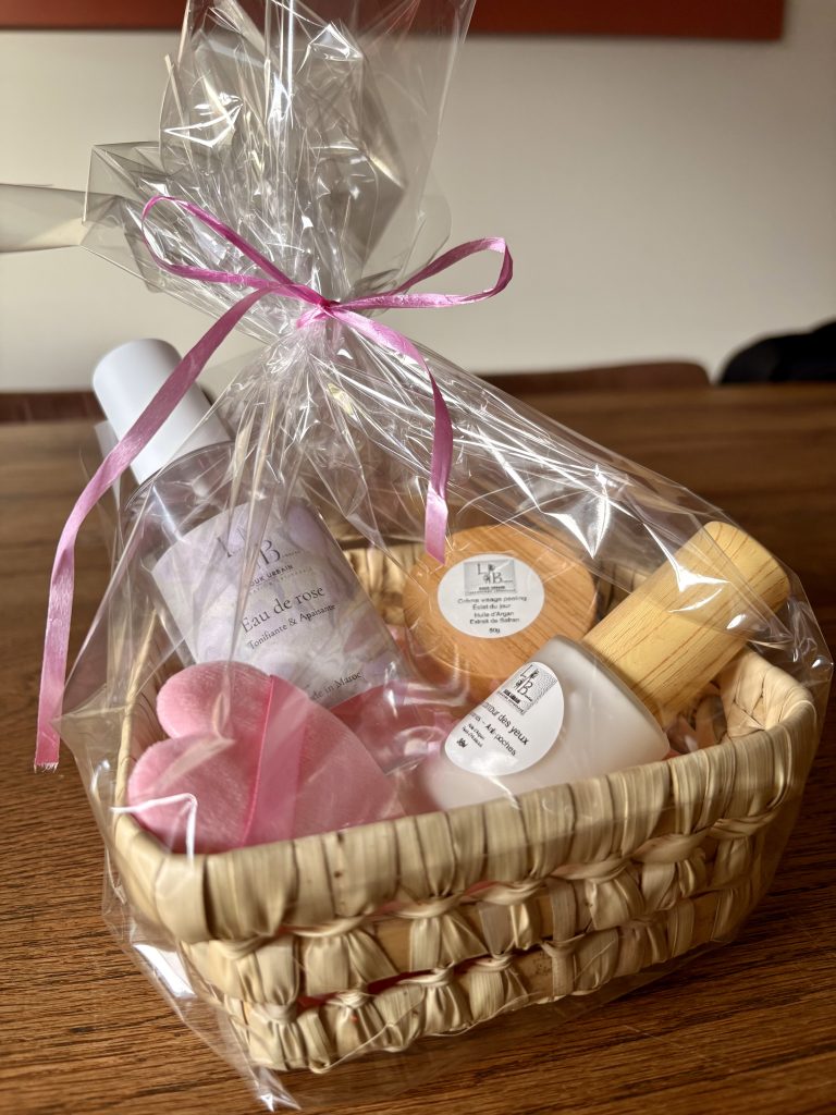 panier avec eau de rose contour des yeux et creme