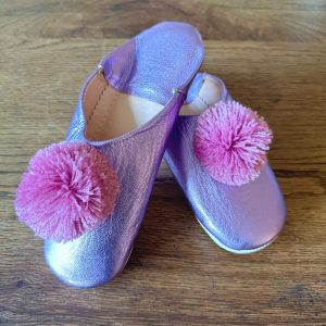 Chausson marocain femme en cuir violet à pompons