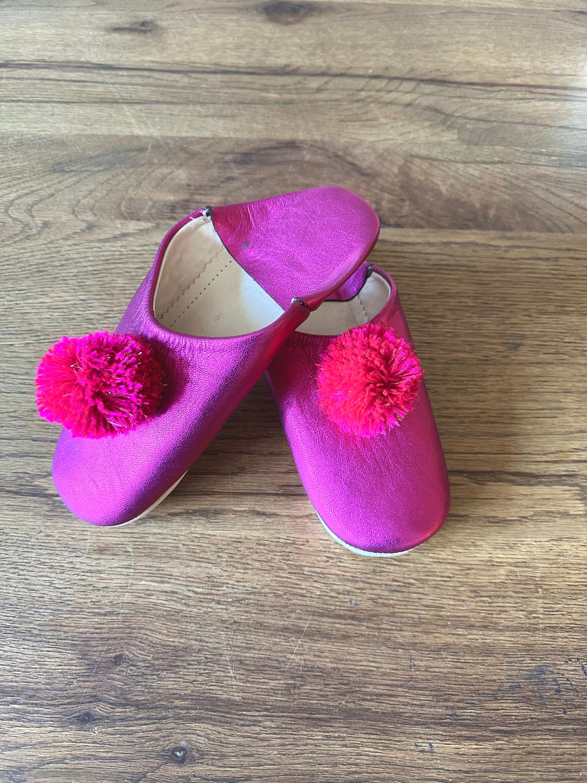Chausson marocain femme en cuir rose fushia à pompon