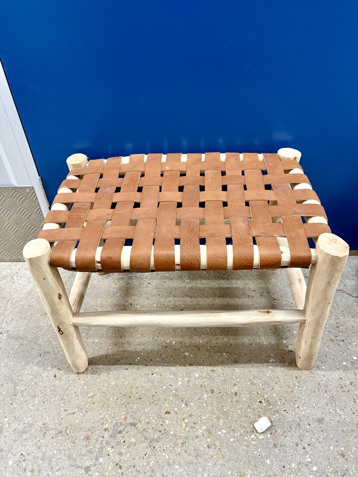 BANC EN CUIR MARRON FONCÉ ET BOIS NATUREL 60CM – Image 3