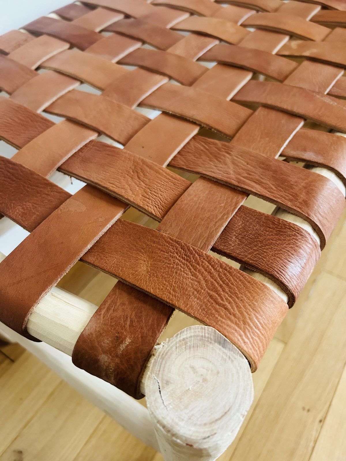 BANC EN CUIR MARRON FONCÉ ET BOIS NATUREL 100CM MODÈLE BZOU – Image 3