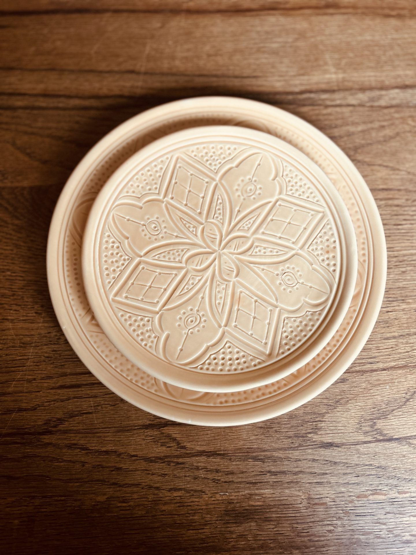 LOT DE 10 ASSIETTES À EMPREINTES BEIGE MAROCAINE 20CM FAIT MAIN