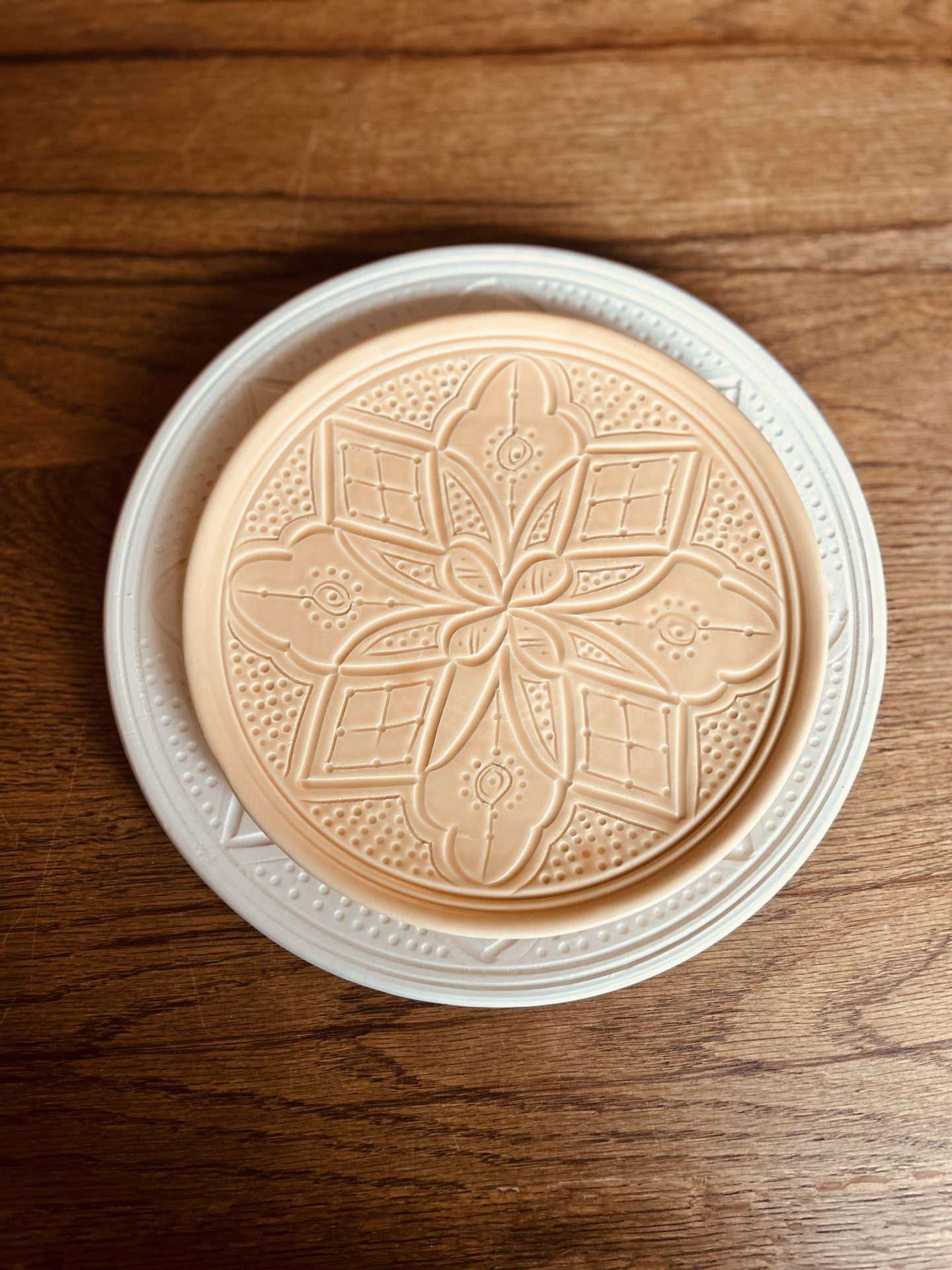 LOT DE 10 ASSIETTES À EMPREINTES BEIGE MAROCAINE 20CM FAIT MAIN – Image 2