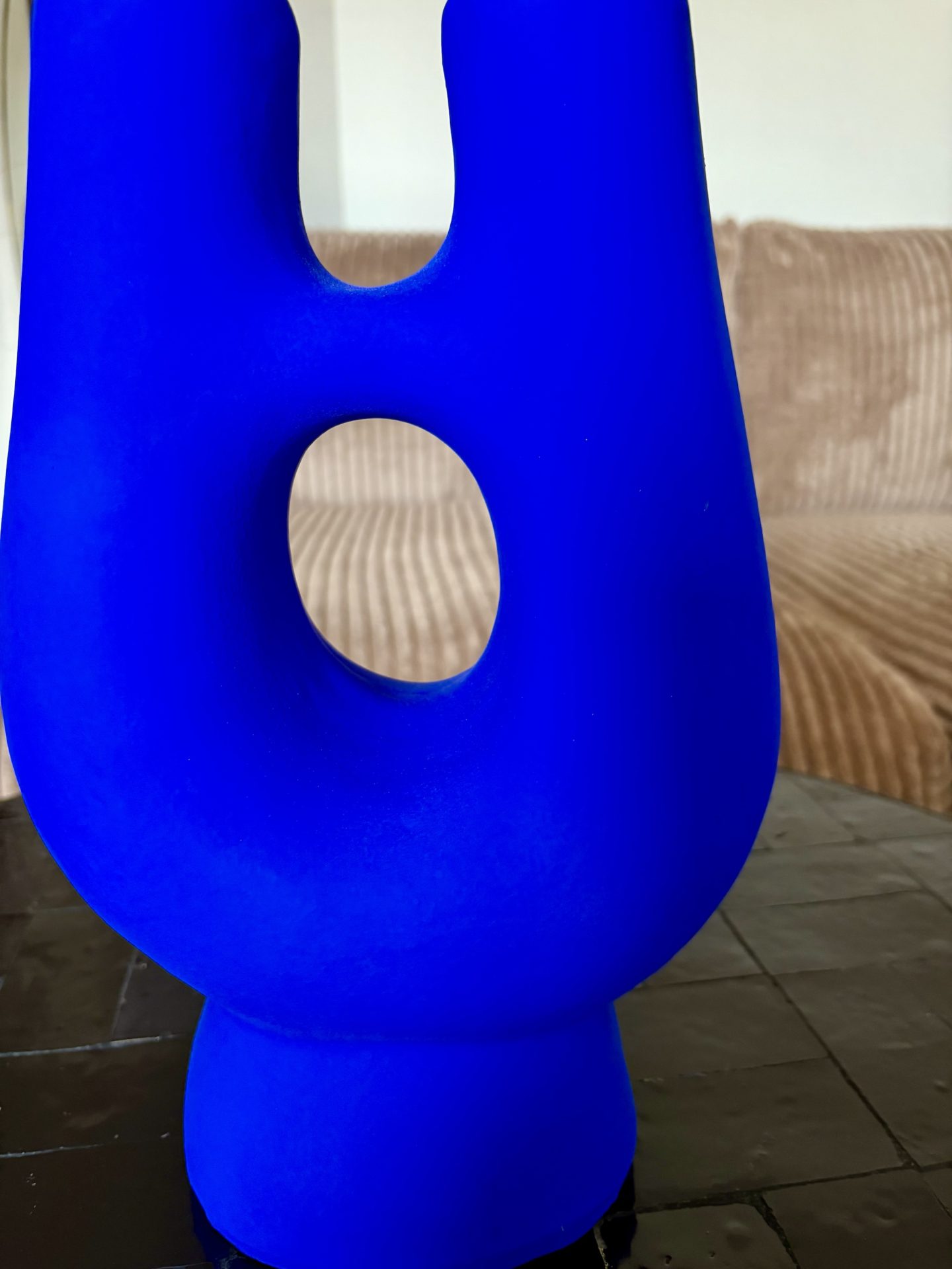 VASE 2 TÊTES BLEU MAJORELLE FAIT MAIN – Image 3