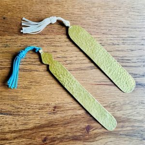 MARQUE PAGE DORÉ EN LAITON MARTELÉ ET POMPON