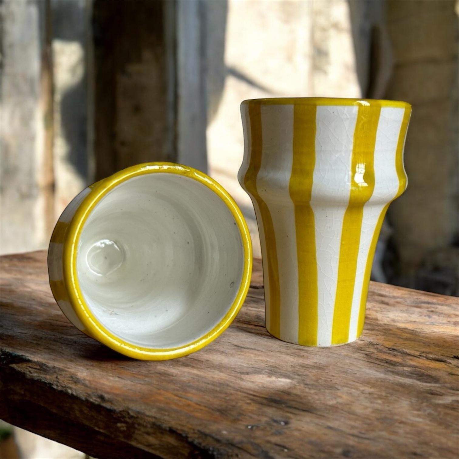 TASSE BLANCHE RAYÉ JAUNE H10 FAIT MAIN (LOT DE 2) – Image 2