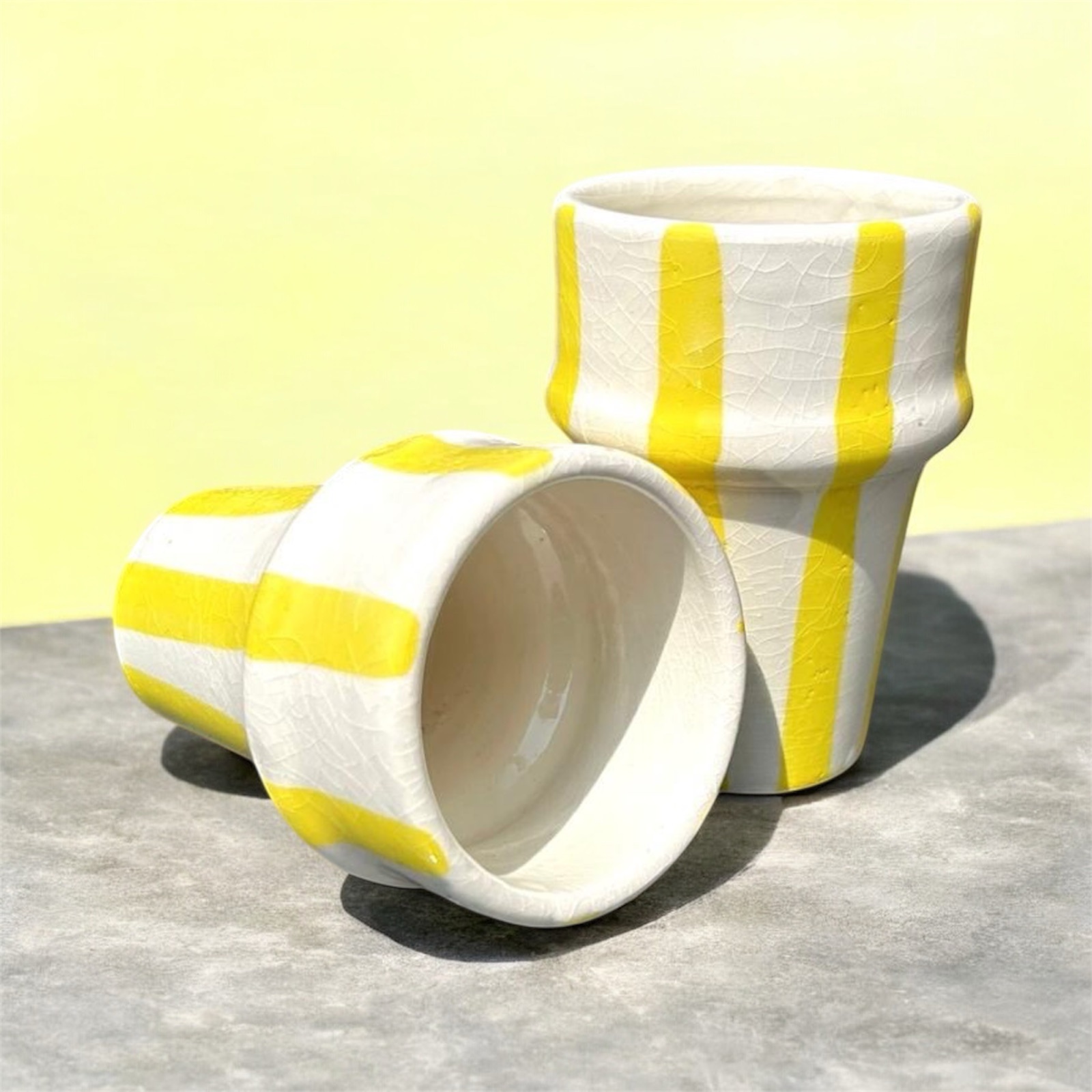TASSE BLANCHE RAYÉ JAUNE H10 FAIT MAIN (LOT DE 2) – Image 3