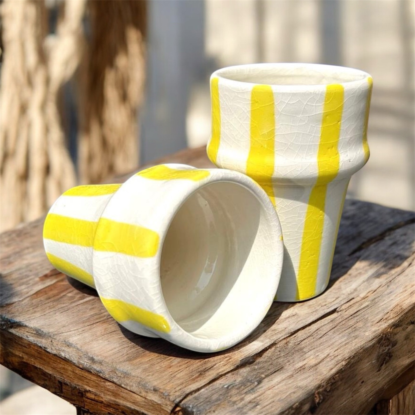 TASSE BLANCHE RAYÉ JAUNE H10 FAIT MAIN (LOT DE 2)