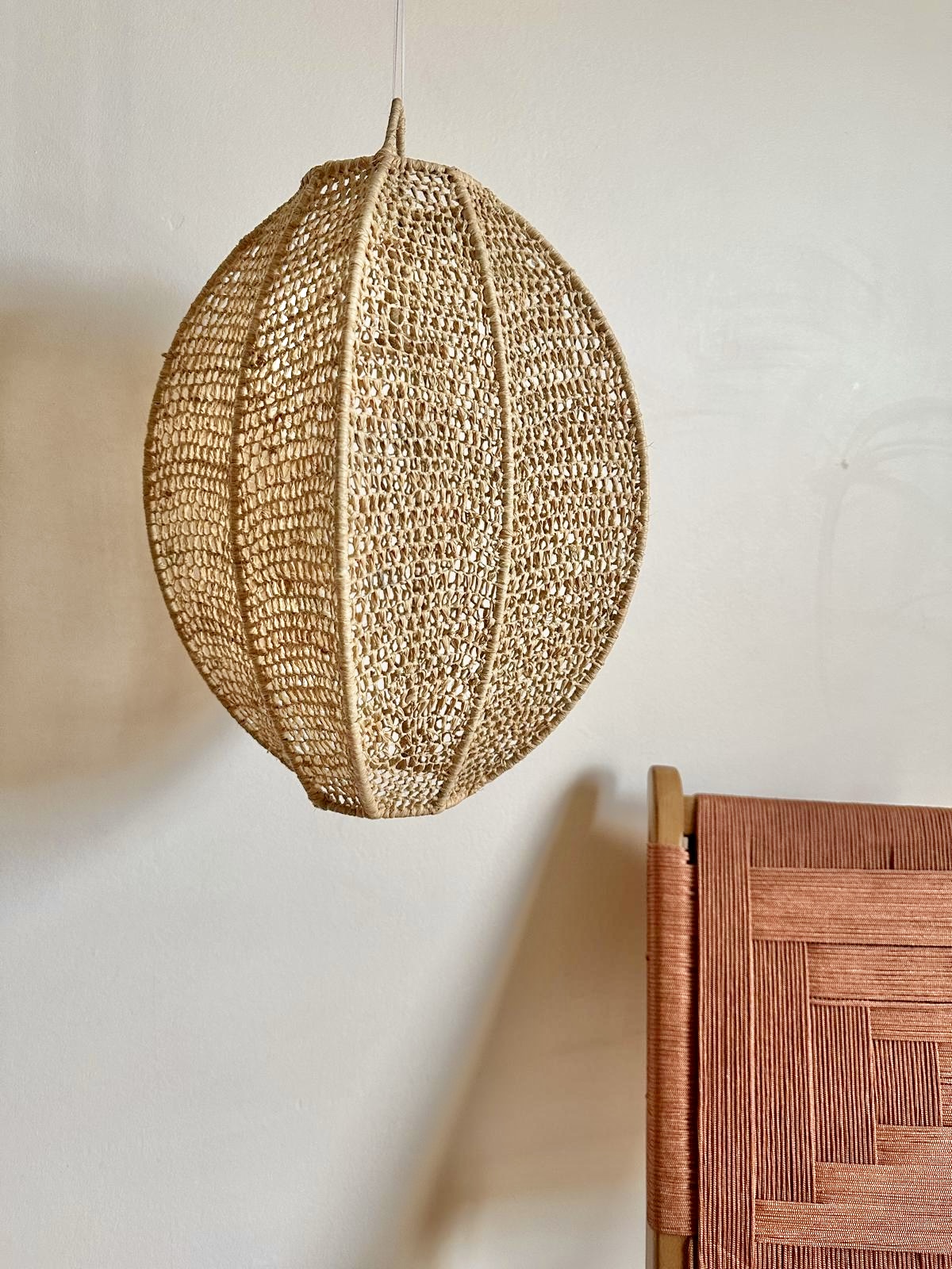 SUSPENSION MAROCAINE EN DENTELLE DE RAPHIA RONDE ALLONGÉ H40