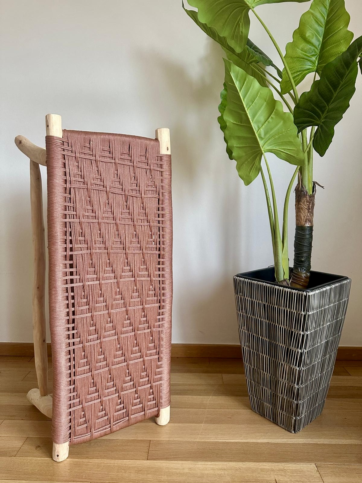 Banc marocain en bois et tressage en fil coloré rose poudré 100cm