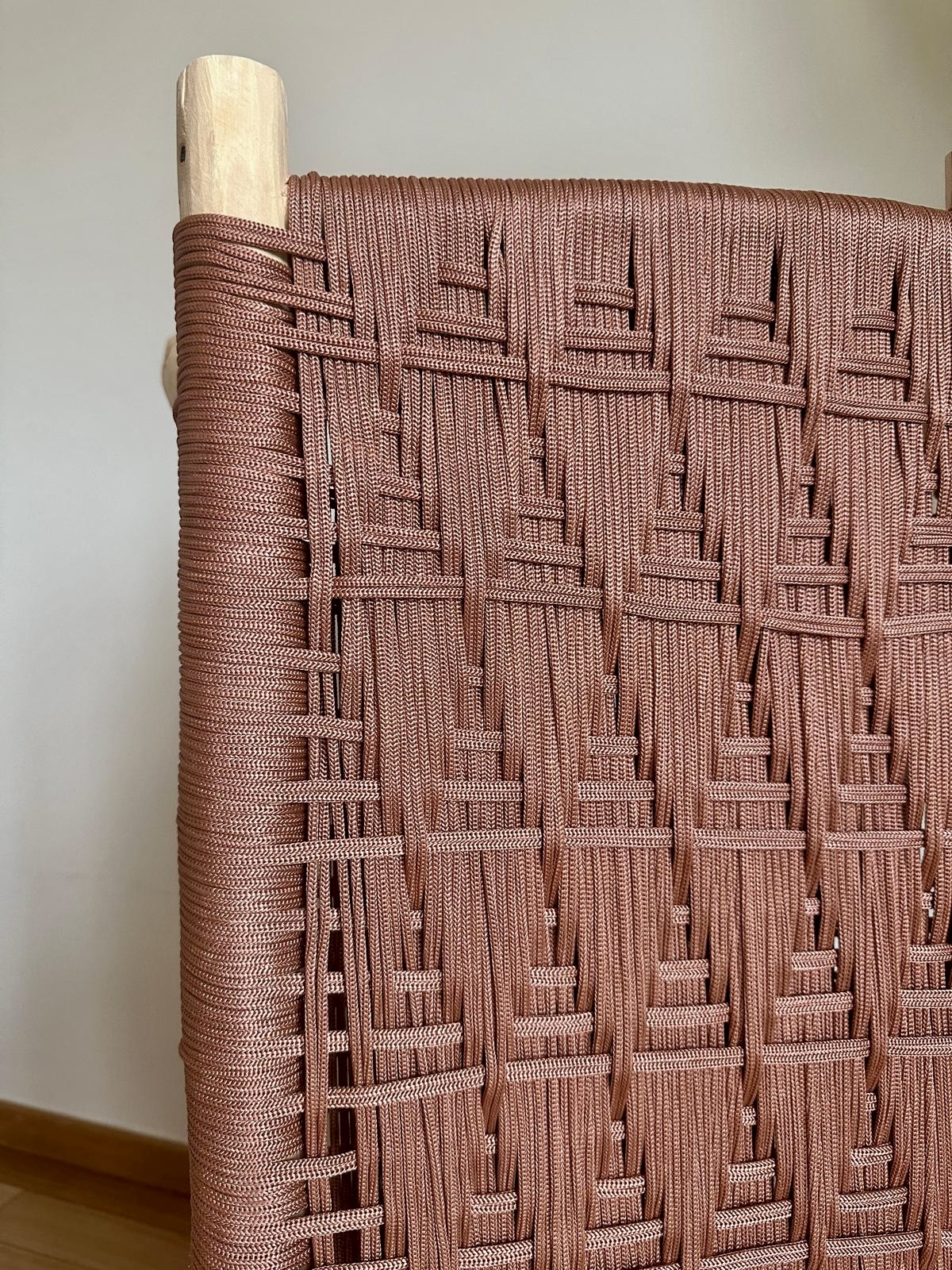 Banc marocain en bois et tressage en fil coloré rose poudré 100cm