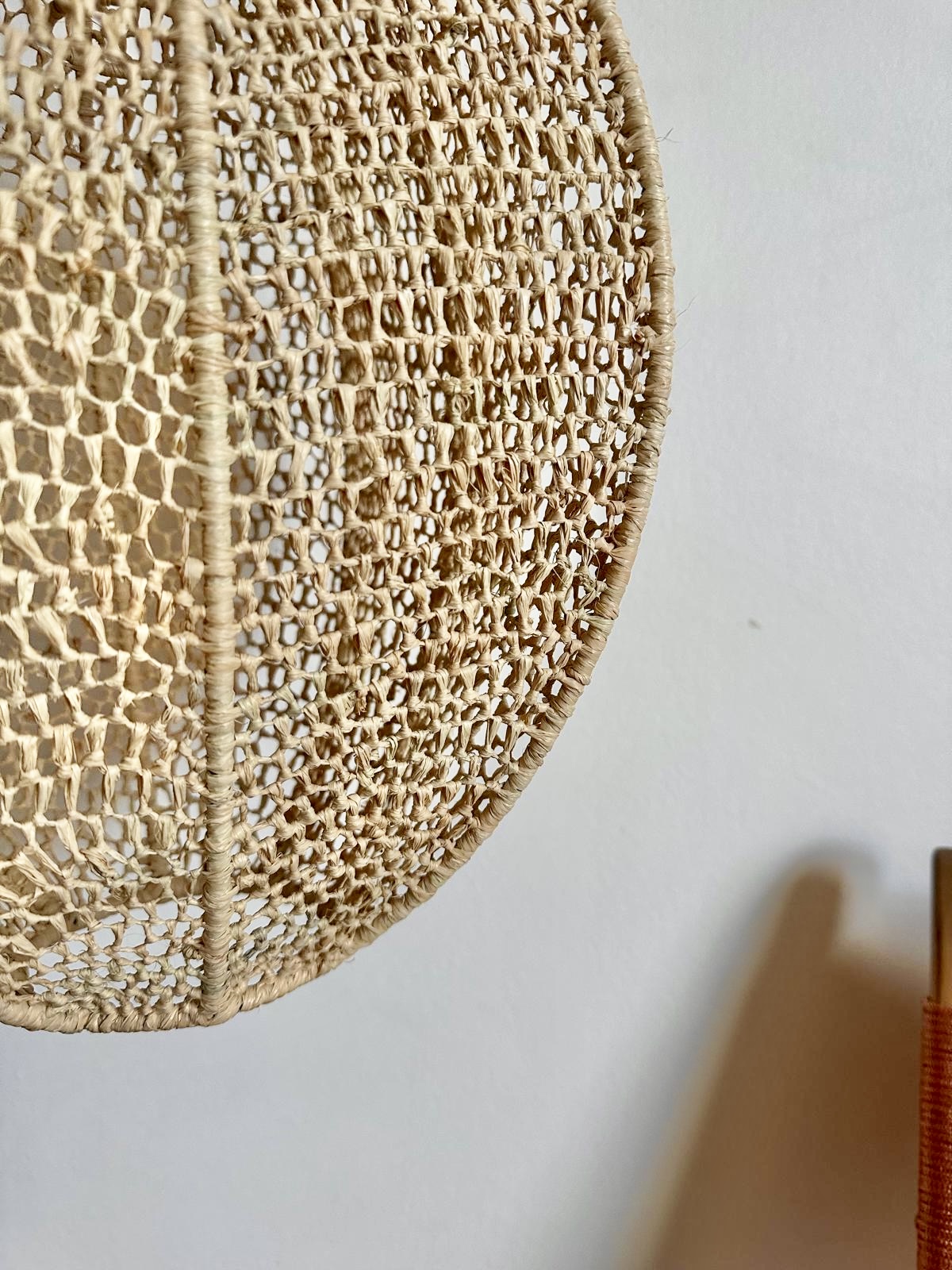 SUSPENSION MAROCAINE EN DENTELLE DE RAPHIA RONDE ALLONGÉ H40