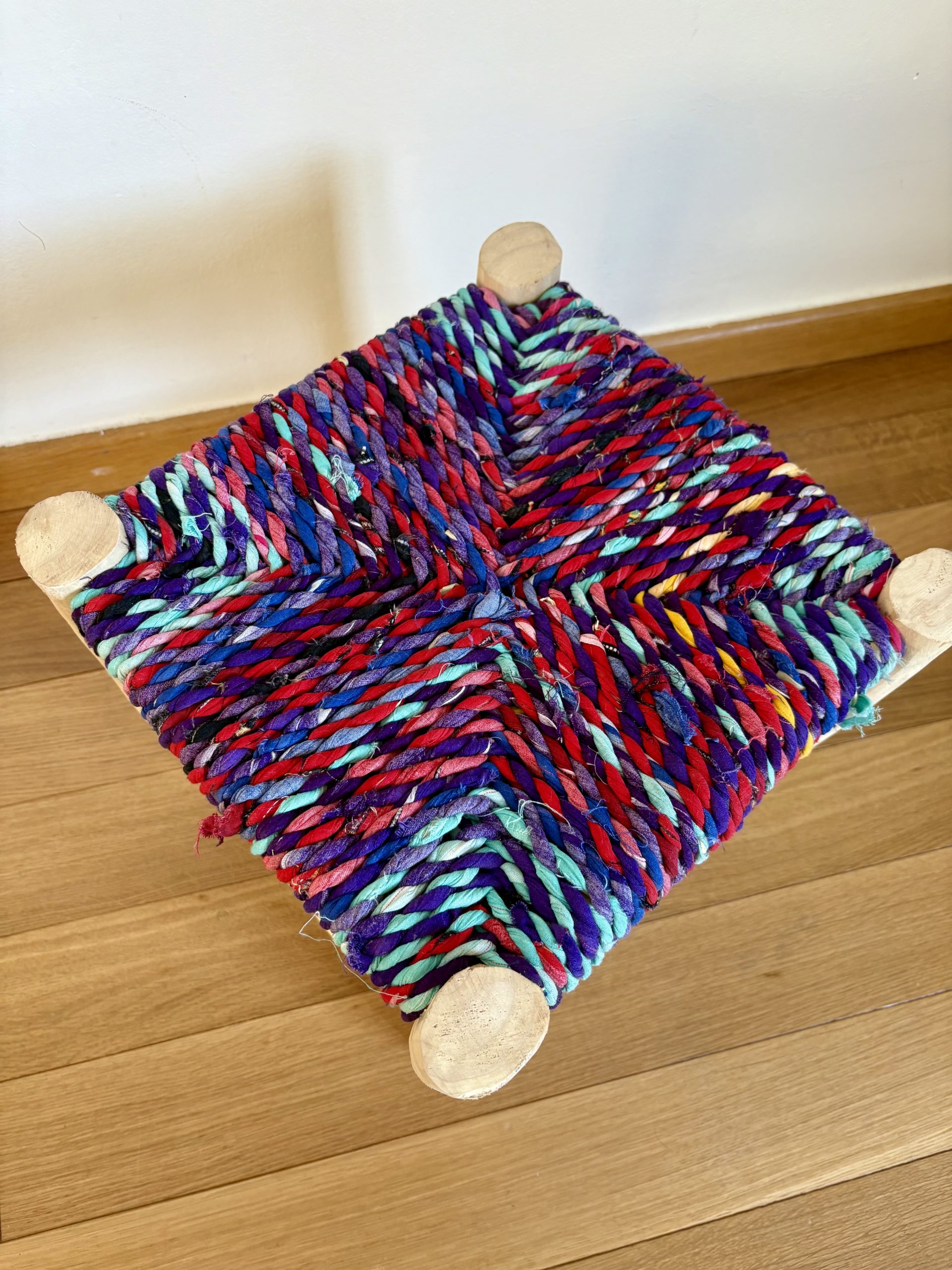 Tabouret marocain coloré boucherouite et en bois naturel