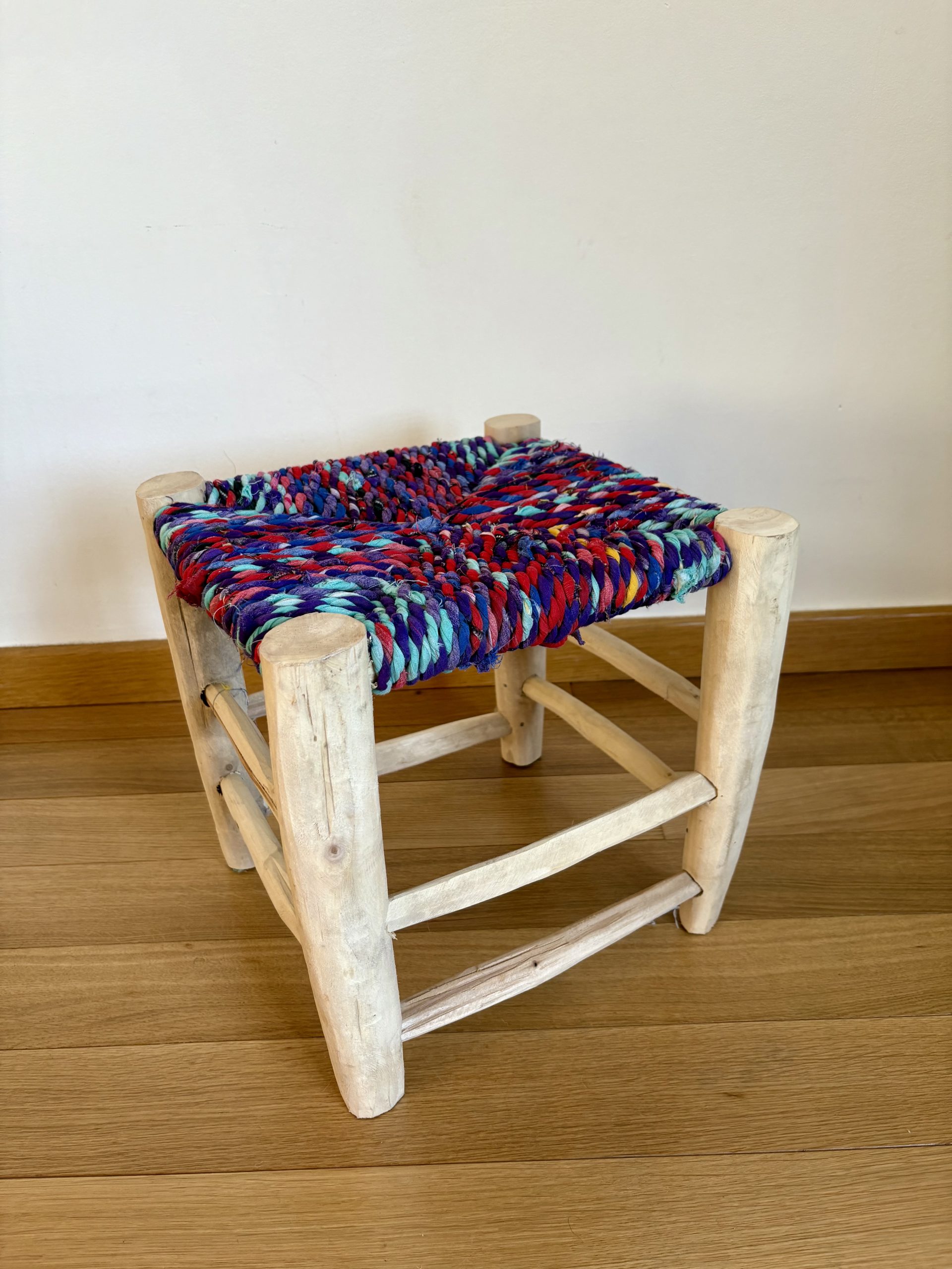 Tabouret marocain coloré boucherouite et en bois naturel