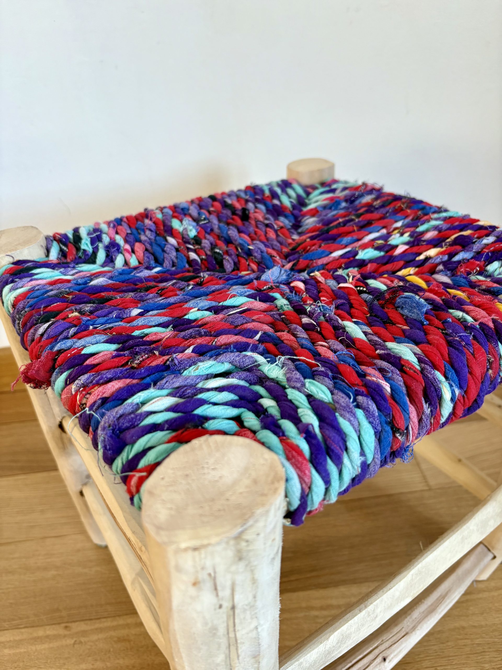 Tabouret marocain coloré boucherouite et en bois naturel