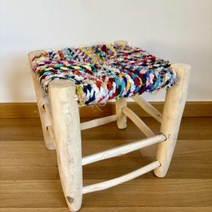 Tabouret marocain coloré boucherouite et en bois naturel