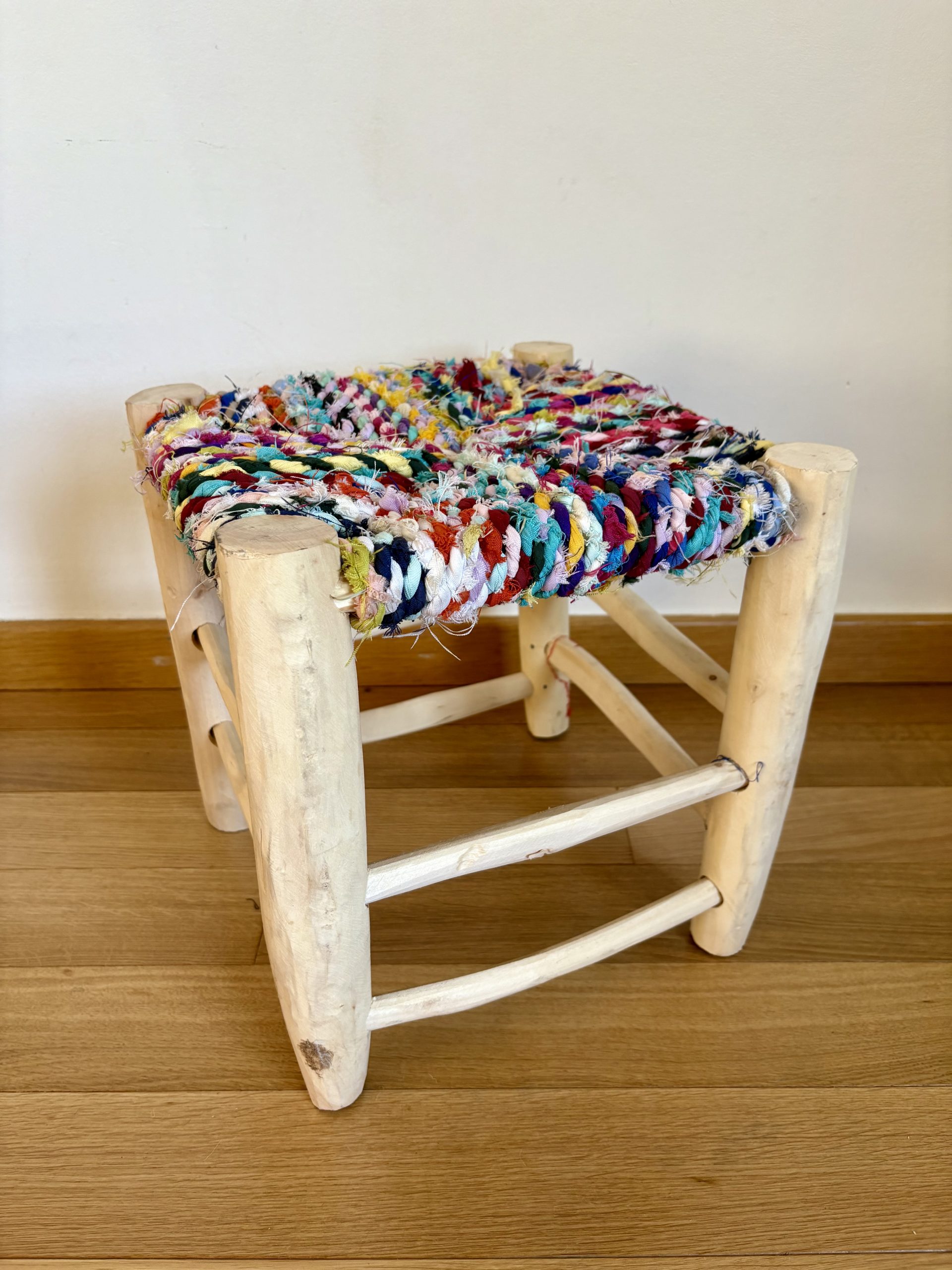 Tabouret marocain coloré boucherouite et en bois naturel
