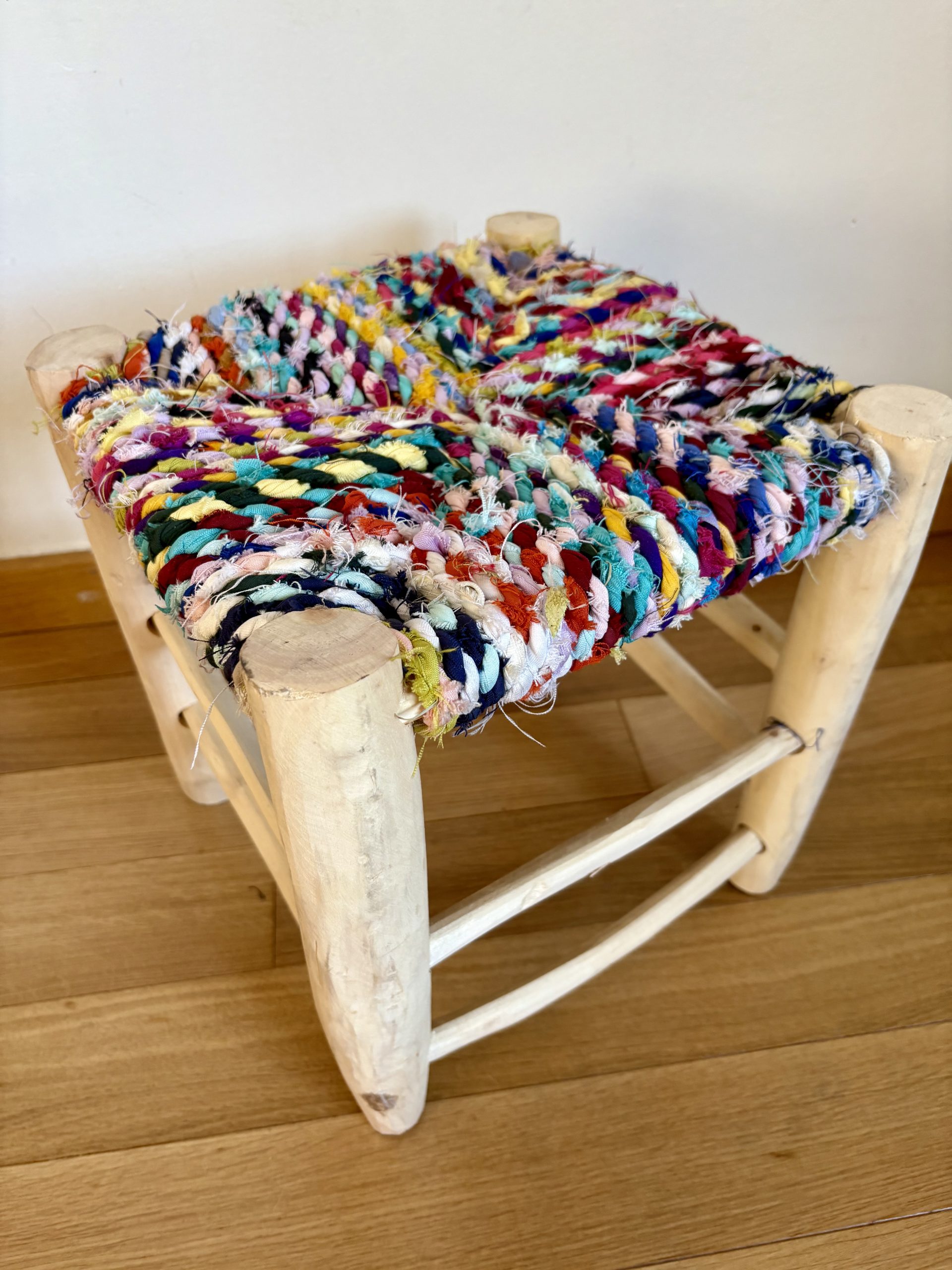 Tabouret marocain coloré boucherouite et en bois naturel
